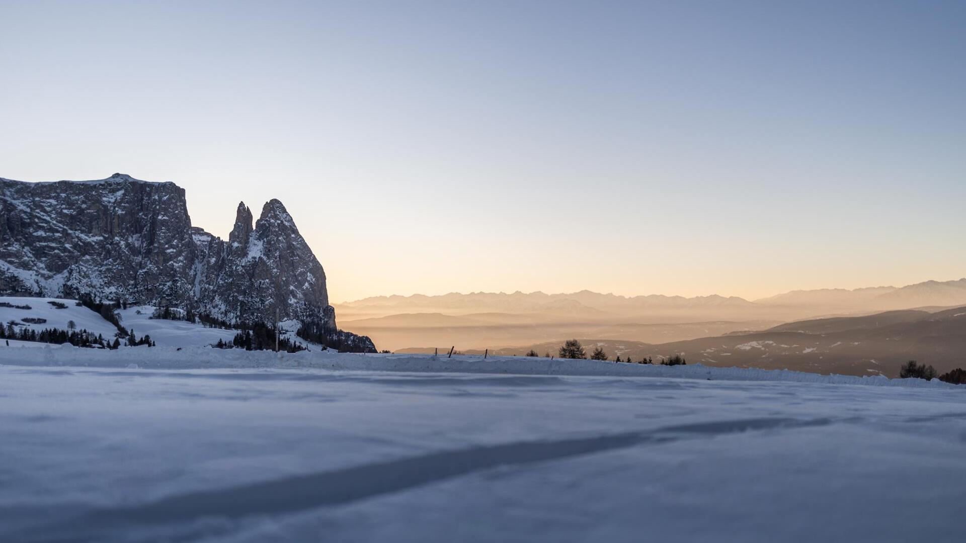 Der Schlern, bedeckt mit Schnee