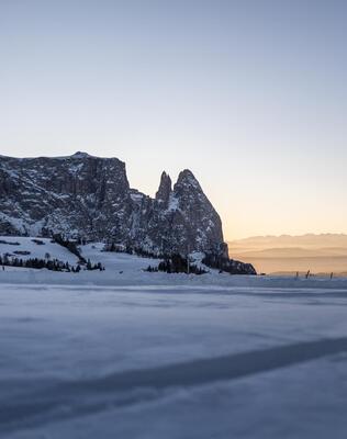 Der Schlern, bedeckt mit Schnee