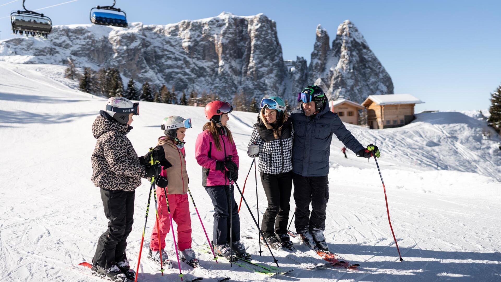 Eine Familie beim Skifahren