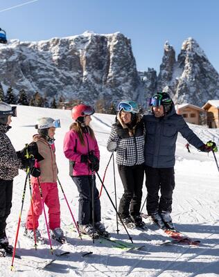 Eine Familie beim Skifahren