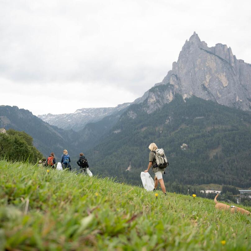 Eine Gruppe von Personen sammelt Müll