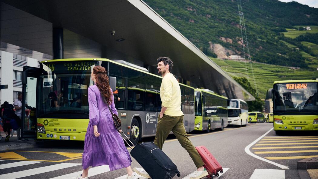 Ein Mann und eine Frau auf dem Busbahnhof Bozen