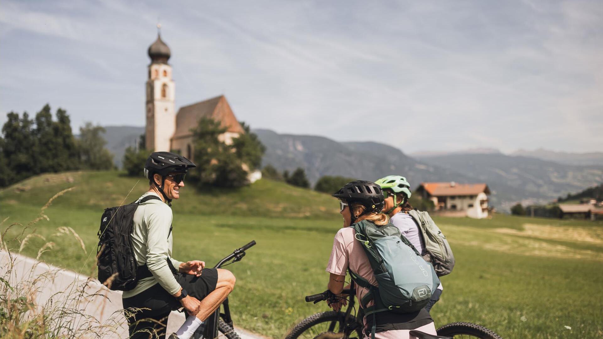 Drei Mountainbiker fahren einen Fahrradweg entlang