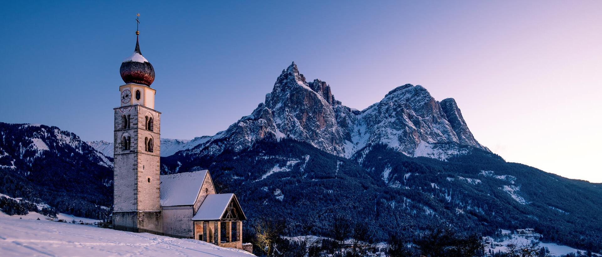 Kirche St. Valentin mit dem Schlern im Hintergrund im Winter