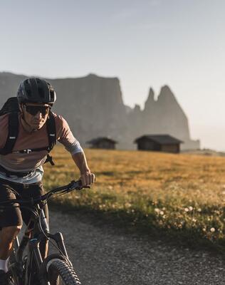 Zwei Mountainbiker sind auf der Seiser Alm unterwegs