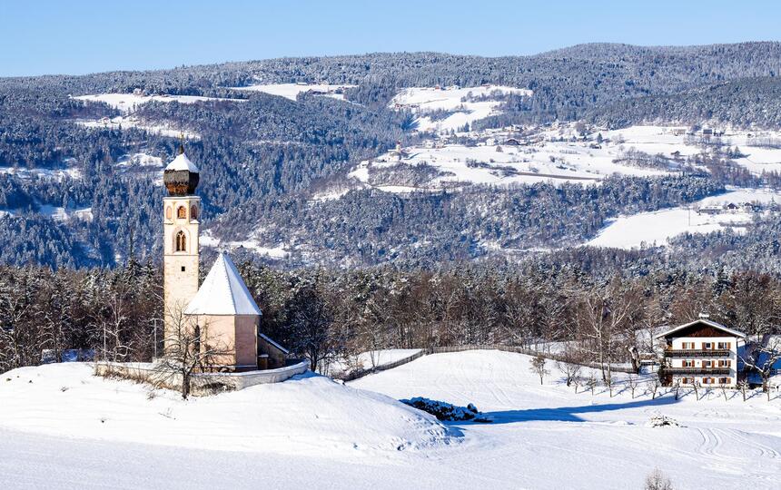St. Valentin Kirche mit Schnee bedeckt
