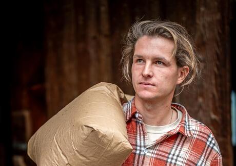 Ein Mann lächelt in die Kamera