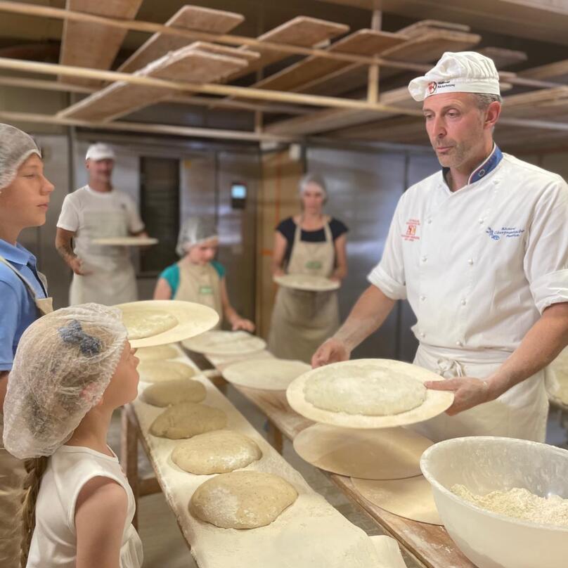 Bambini che fanno il pane