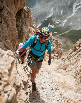 Zwei Personen sind auf einem Klettersteig unterwegs