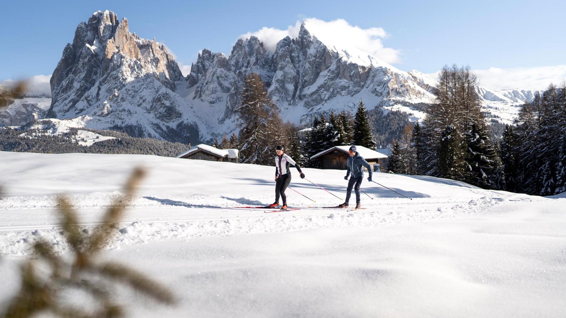 Zwei Personen beim Langlaufen auf der Seiser Alm