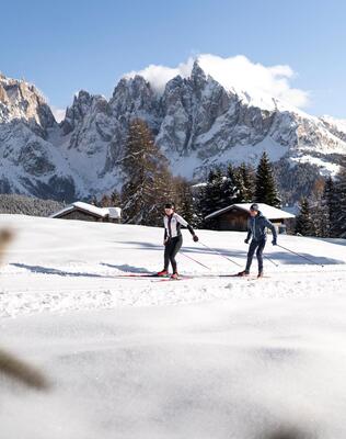 Zwei Personen beim Langlaufen auf der Seiser Alm