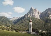 Chiesa parrocchiale di Siusi allo Sciliar, con le Dolomiti sullo sfondo