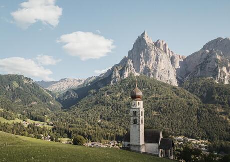 Chiesa parrocchiale di Siusi allo Sciliar, con le Dolomiti sullo sfondo