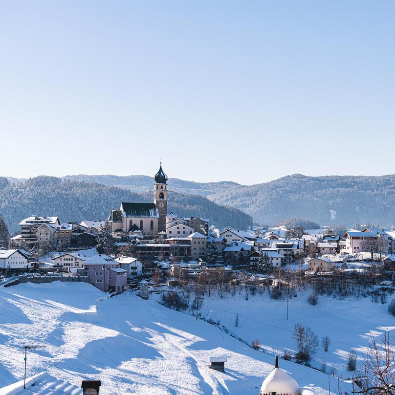 Völs am Schlern bedeckt mit Schnee