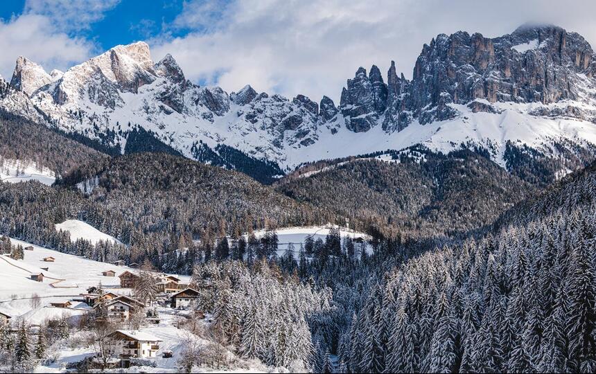 Der Rosengarten mit Schnee bedeckt
