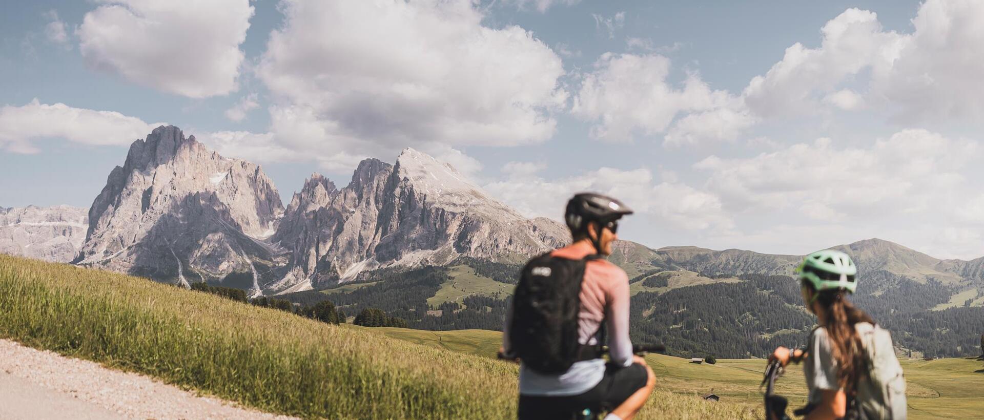 Zwei Mountainbiker sind in den Dolomiten unterwegs