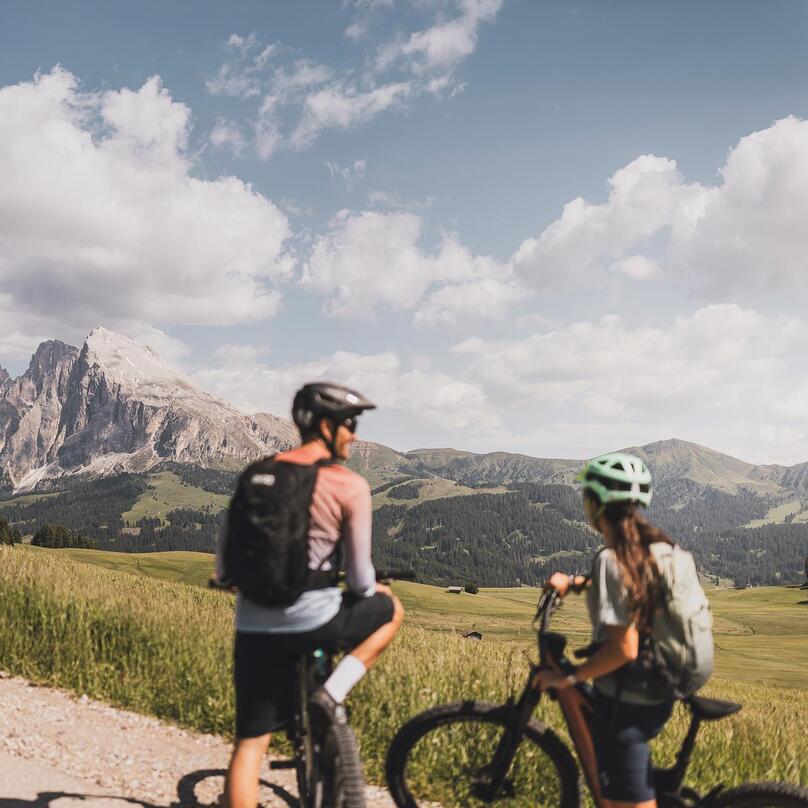 Zwei Mountainbiker sind in den Dolomiten unterwegs