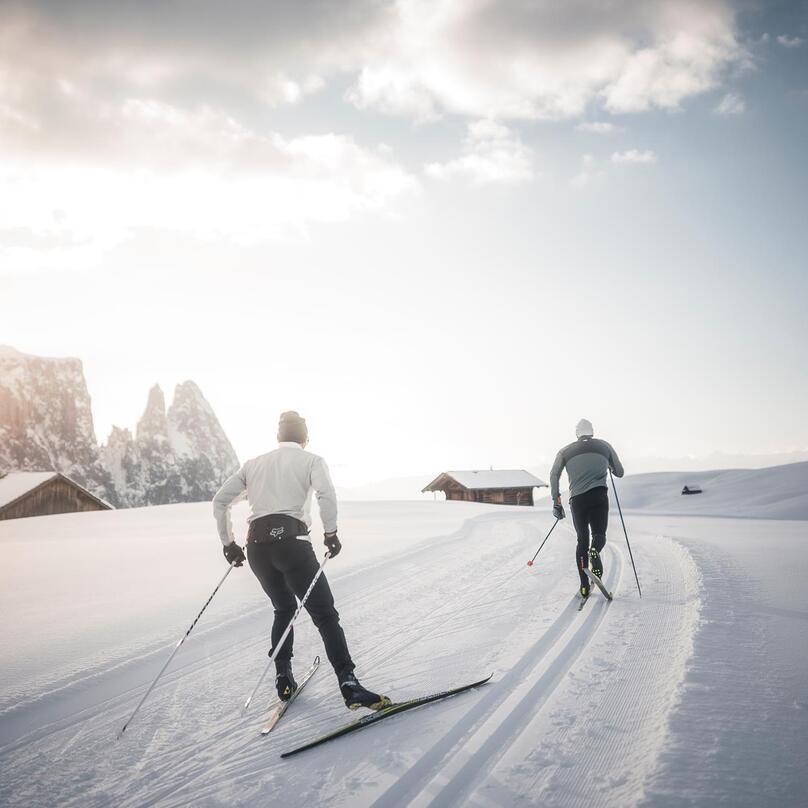 Zwei Personen beim Langlaufen auf der Seiser Alm