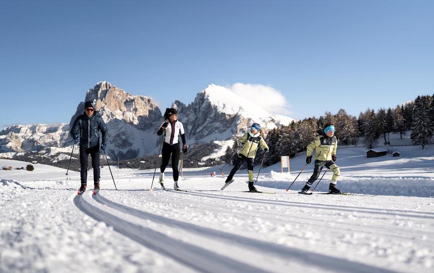 Eine Familie mit zwei Kindern beim Langlaufen auf der Seiser Alm