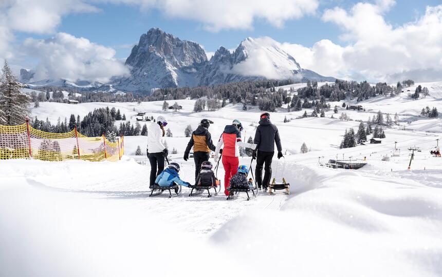 Eine Gruppe von Personen beim Rodeln