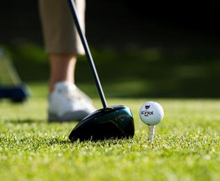 Eine Person spielt Golf in Seis, St. Vigil