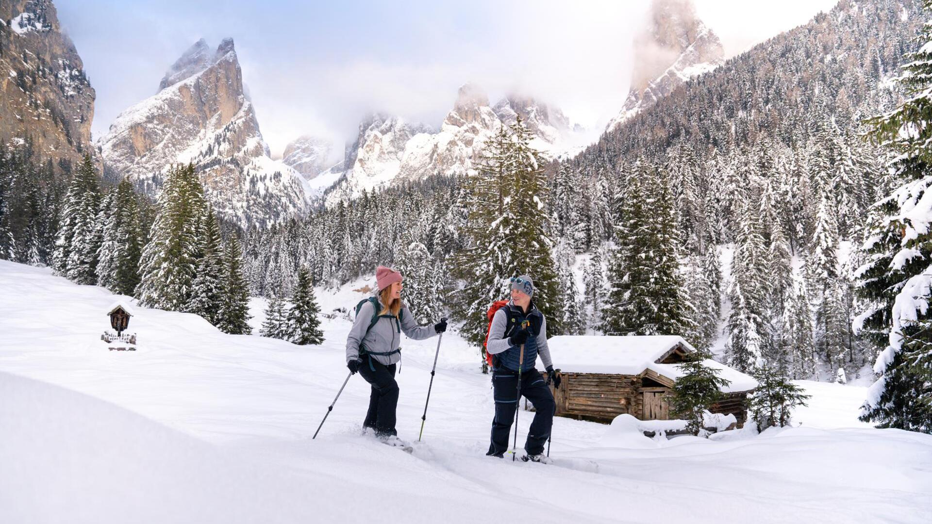 Zwei Personen beim Schneeschuhwandern