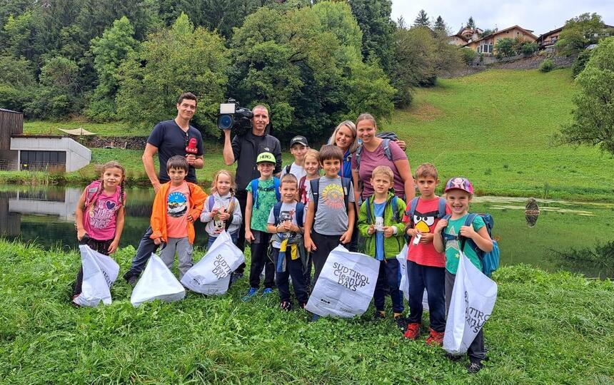 Eine Gruppe von Kindern sammelt Müll