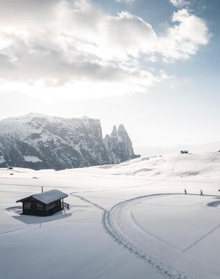 Zwei Personen beim Langlaufen auf der Seiser Alm