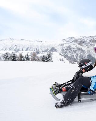 Eine Frau und ein Kind beim rodeln