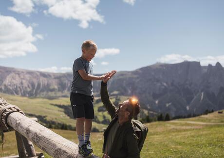 Ein Kind gibt einem Mann ein High-Five