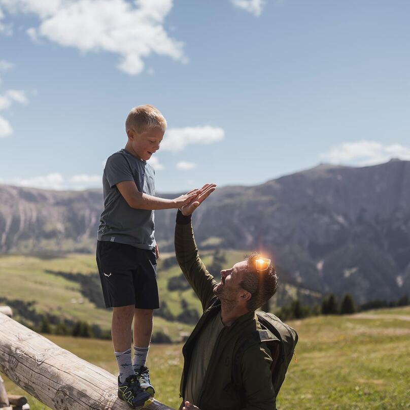 Ein Kind gibt einem Mann ein High-Five
