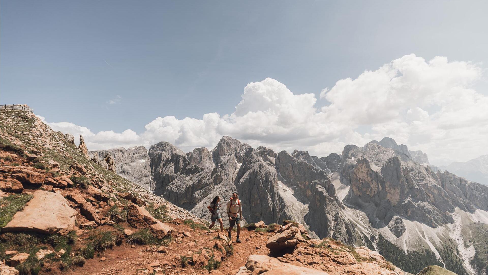 Ein Mann und eine Frau beim Wandern