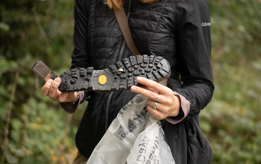 Eine Frau sammelt Müll