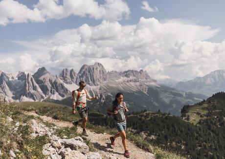 Eine Familie mit zwei Kindern beim Wandern