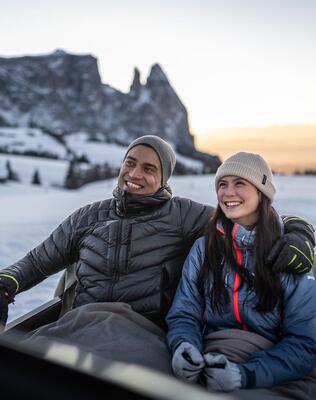 Ein Mann und eine Frau sitzen in einer Pferdekutsche