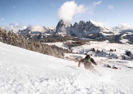 Ein Mann fährt eine Skipiste hinunter