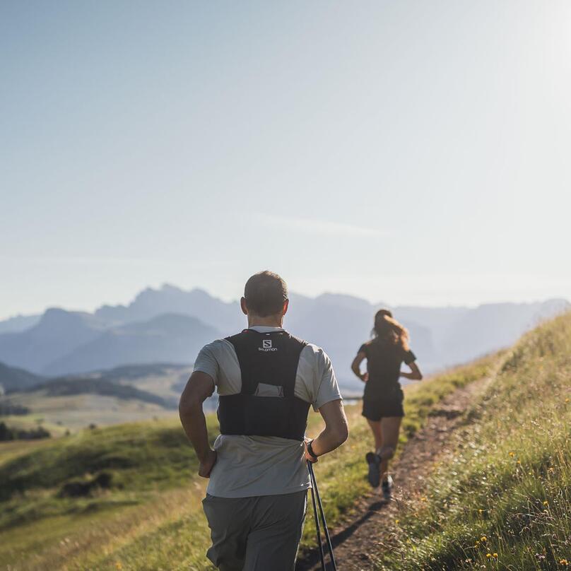 Zwei Personen beim Trailrun auf der Seiser Alm