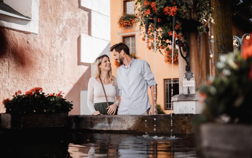 Un uomo e una donna stanno davanti a una fontana