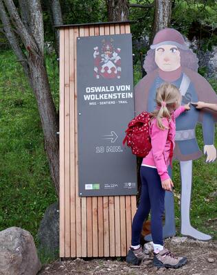 Zwei Kinder auf dem Oswald von Wolkenstein Weg
