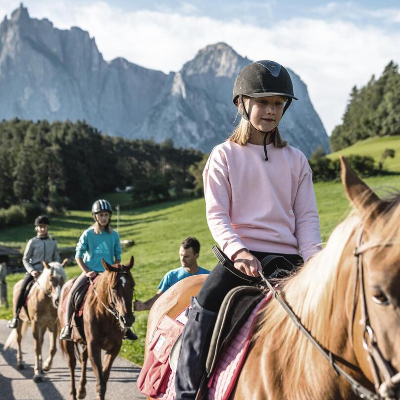 I bambini cavalcano i cavalli