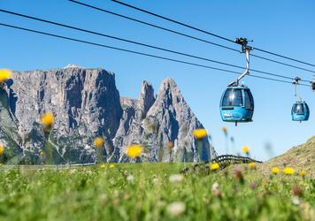 Cabinovia per l´Alpe di Siusi con vista sullo Sciliar