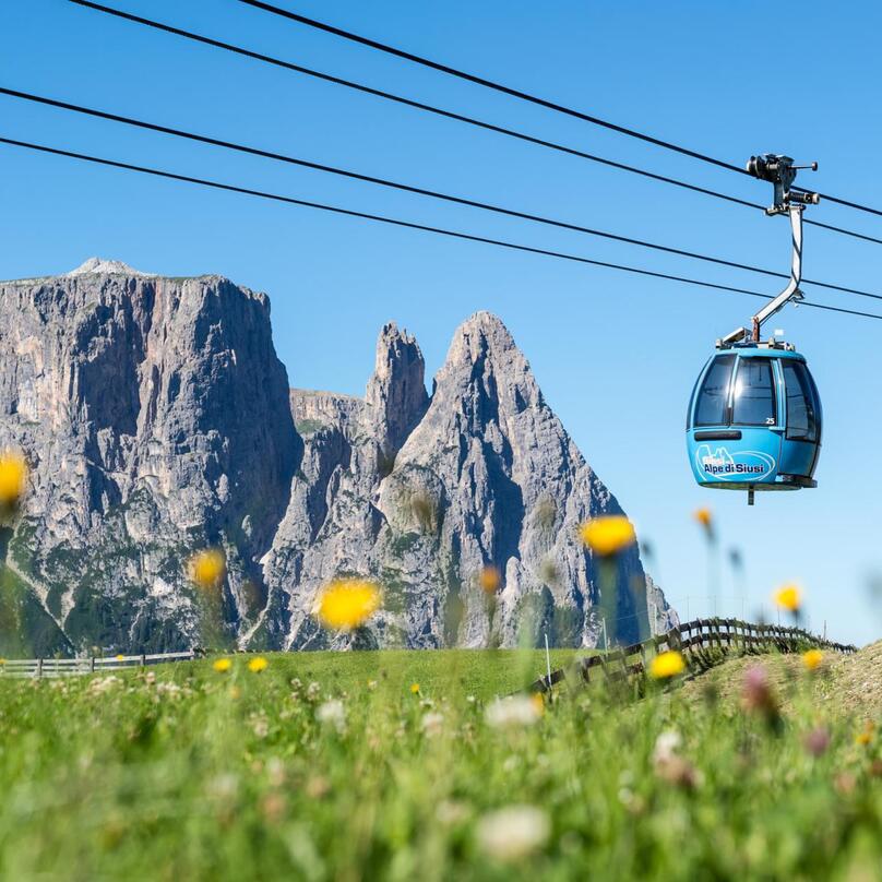 Gondola lift to the Seiser Alm with a view of the Schlern